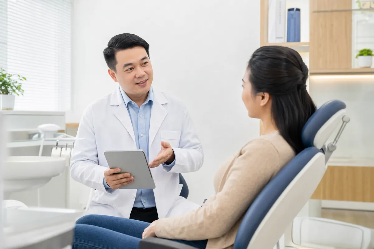 Bác sĩ tư vấn cùng bệnh nhân tại phòng khám nha khoa