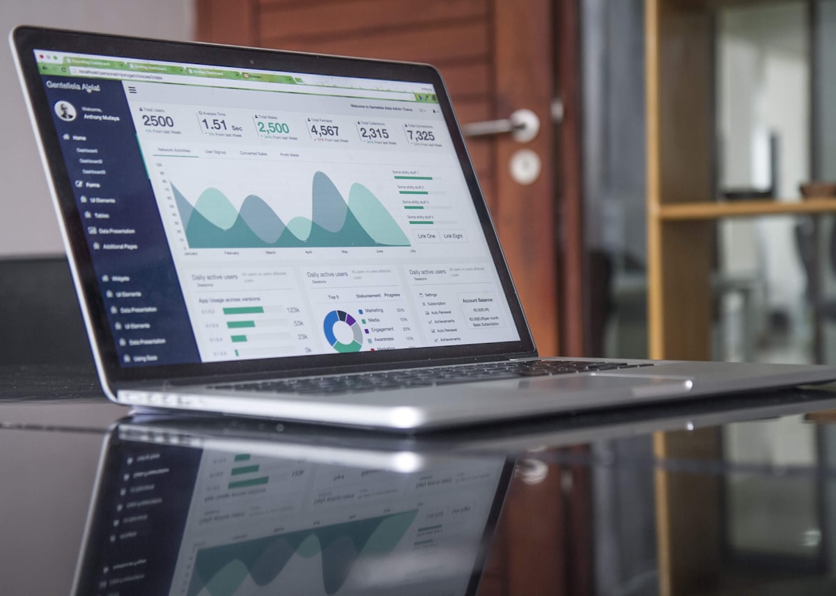Minh họa chủ đề: thiết kế website bằng AI cho dịch vụ tài chính tại Vinh