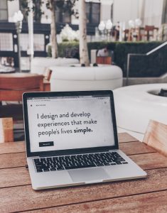 Minh họa chủ đề: thiết kế website bằng AI cho cửa hàng bán lẻ tại Hạ Long