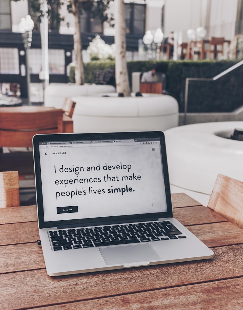 Minh họa chủ đề: thiết kế website bằng AI cho cửa hàng bán lẻ tại Hạ Long